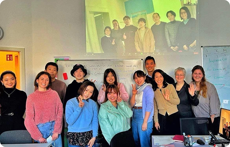 ホワイトボードの前での集合写真