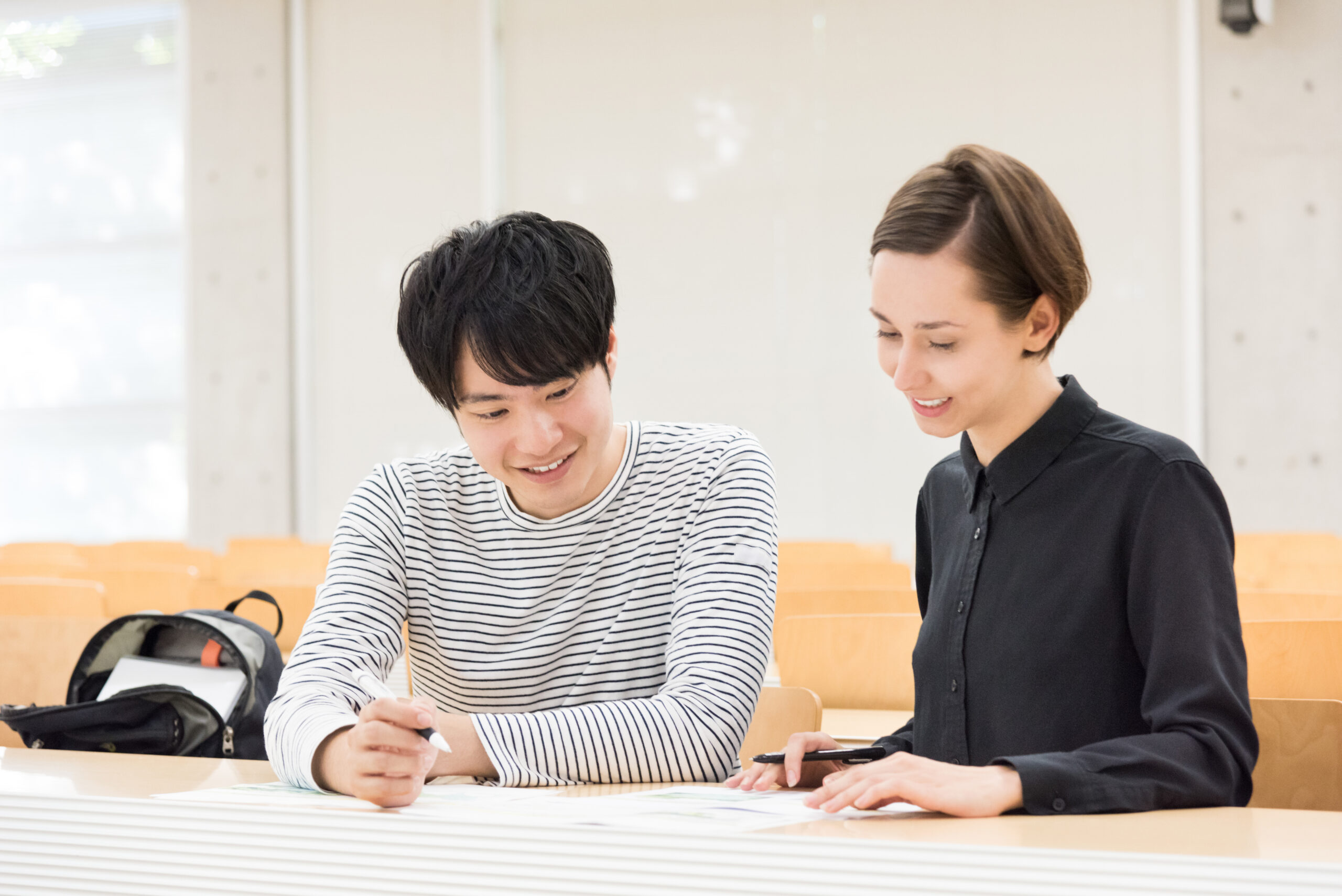屋外で学習している生徒たち
